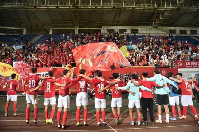 以足球为名 以足球为名